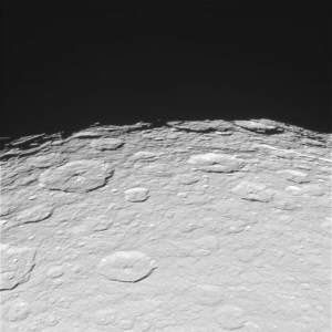 Rhea de la 56.043 km depărtare. Peisajul glacial este compus din cratere. Mii și mii de crate, cele mai mari având sute de km în diametru. Foto: NASA/JPL/Space Science Institute