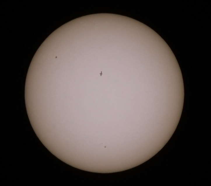 18 mai 2011 - ISS peste Soare. Foto: Maximilian Teodorescu 18 mai 2011 - ISS peste Soare. Foto: Maximilian Teodorescu