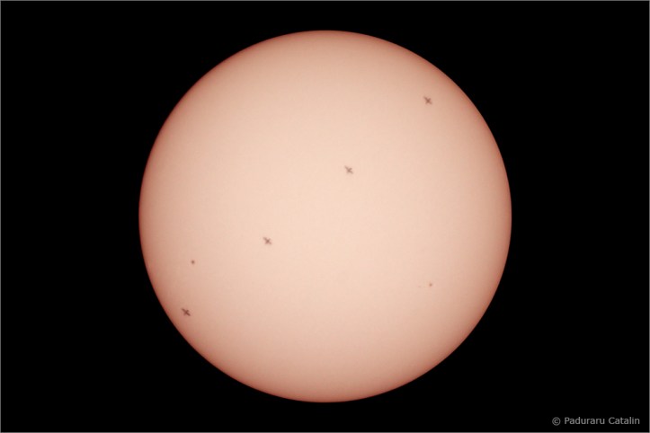 18 mai 2011 - ISS peste Soarele. Foto: Cătălin Păduraru 18 mai 2011 - ISS peste Soarele. Foto: Cătălin Păduraru