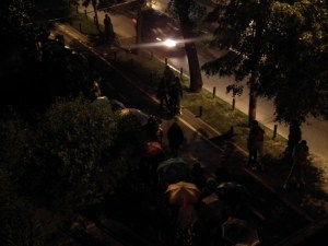 Coada din fața Observatorului în noaptea eclipsei de Lună din iunie 2011. Remarcați umbrelele. Foto: Mihai Dascălu
