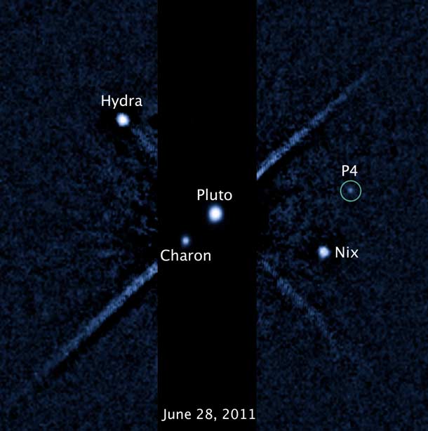 Pluto și sateliții. Foto: NASA, ESA, and A. Feild (STScI) Pluto și sateliții. Foto: NASA, ESA, and A. Feild (STScI)
