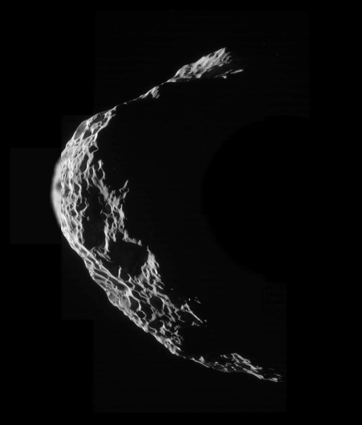 Hyperion de la numai 26.020 km depărtare. Foto: NASA / JPL / SSI / mosaic by Emily Lakdawalla