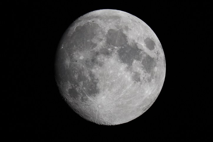 ISS (silueta neagră) peste Lună. Foto: Cătălin Beldea ISS (silueta neagră) peste Lună. Foto: Cătălin Beldea