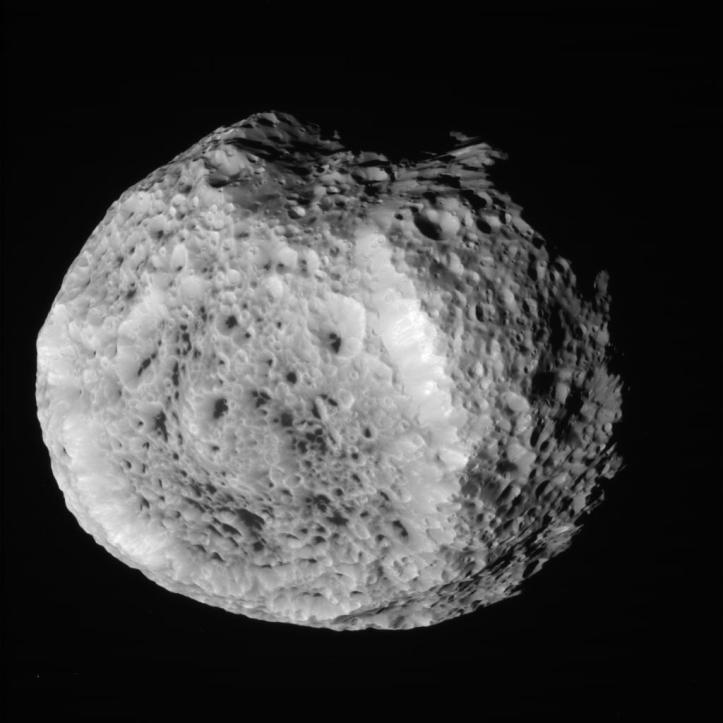 Hyperion de la 57.419 km depărtare, pe 25 august 2011. Foto: NASA/JPL/Space Science Institute