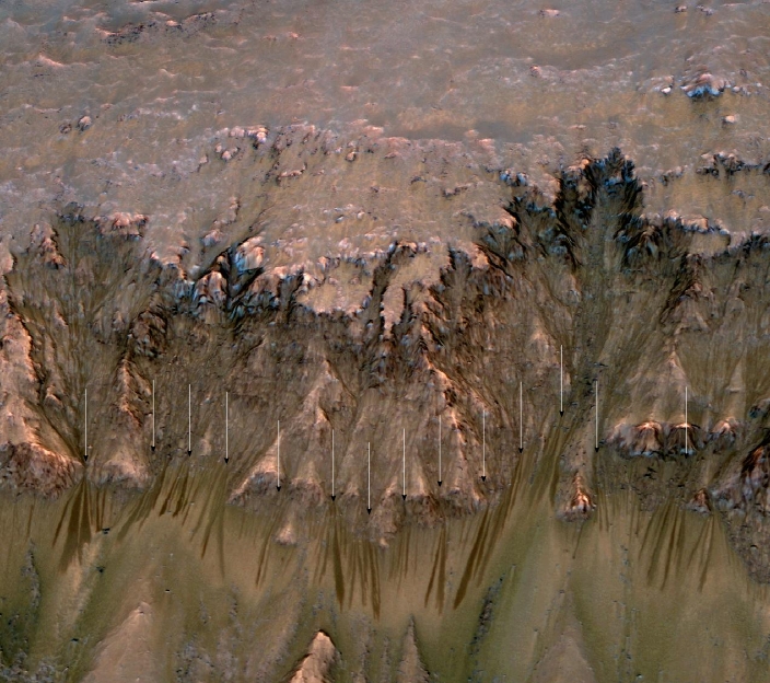 Craterul Newton și semne ale curgerii unui lichid (săgeți). Foto: NASA/JPL-Caltech/Univ. of Arizona 