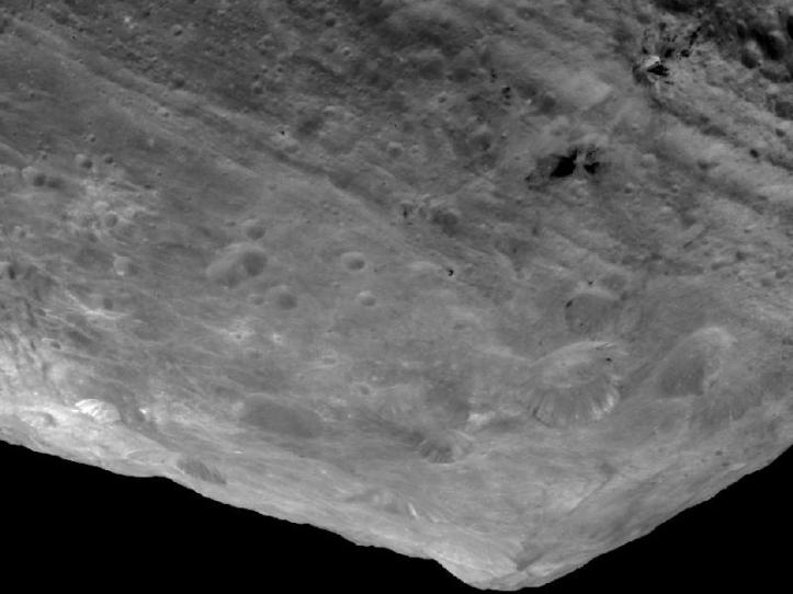 Unul din cei mai înalți munți din sistemul solar. Înăltimea de la baza la vârf este de 15 km. Foto: NASA/JPL-Caltech/UCLA/MPS/DLR/IDA Unul din cei mai înalți munți din sistemul solar. Înăltimea de la baza la vârf este de 15 km. Foto: NASA/JPL-Caltech/UCLA/MPS/DLR/IDA