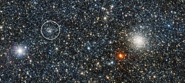 Roiurile globulare VVV CLOO1 (încercuit) și UKS1. Foto: ESO/D. Minniti/VVV Team