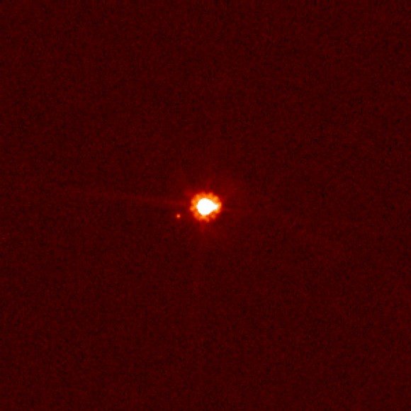 Eris și satelitul său Dysnomia. Imagine luată cu telescopul spațial Hubble în 2007. Foto: NASA, ESA, and M. Brown (California Institute of Technology) Eris și satelitul său Dysnomia. Imagine luată cu telescopul spațial Hubble în 2007. Foto: NASA, ESA, and M. Brown (California Institute of Technology)