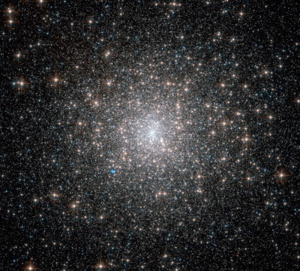 Roliul globular Messier 15. Așa arată 100.000 de stele înghesuite într-o regiune de 175 ani lumină în diametru. Foto:  ESA/Hubble & NASA