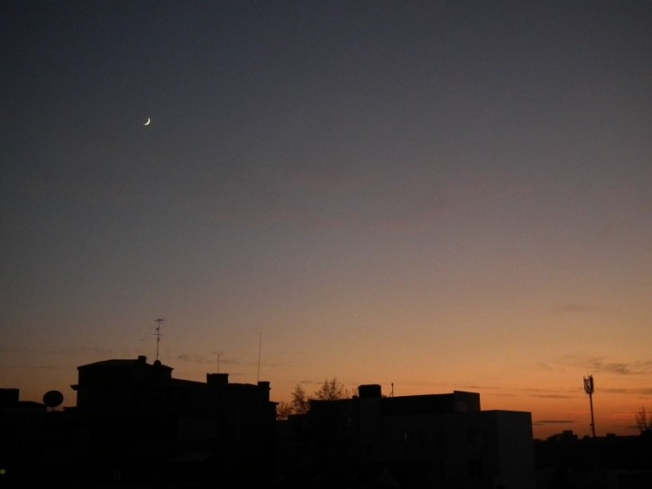 Orizontul de sud-vest la ora 18: Luna și Venus pe cerul de seară.