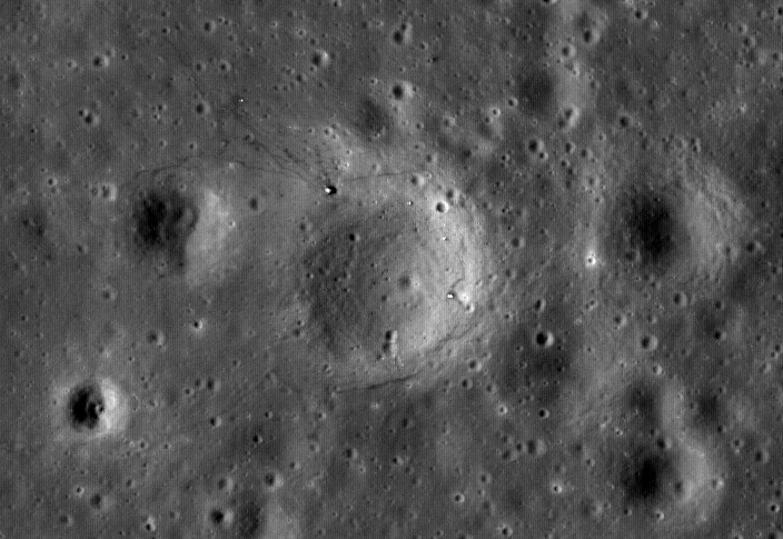 Luna văzută de sonda LRO. Două dintre detaliile din imagine sunt obiecte trimise de pământeni. Foto: NASA/GSFC/Arizona State University Luna văzută de sonda LRO. Două dintre detaliile din imagine sunt obiecte trimise de pământeni. Foto: NASA/GSFC/Arizona State University