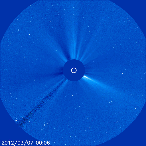 Mega-erupția de pe 07 martie 2012. Erupția este voalul alb de lumina din primele secunde. Zgomotul produs pe camera satelitului constă în dungile albe. Foto: SOHO