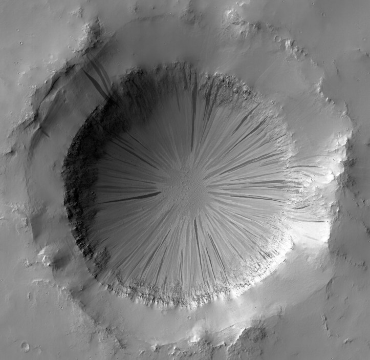 Crater anonim din regiunea Arabia Terra. Ceva a curs la vale pe marginile interioare. Foto:  NASA/JPL/University of Arizona