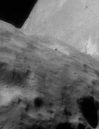 Ai grijă să nu cazi de pe Eros. Orizontul asteroidului Eros de la o altitudine de 51 km. Foto:  NEAR Project (JHU/APL)