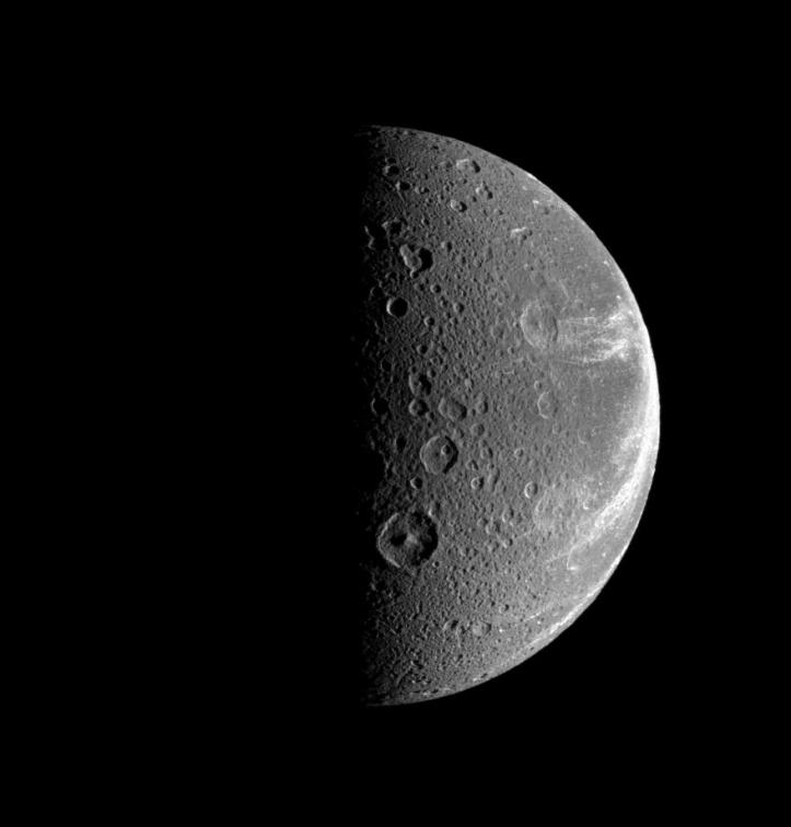 Dione - satelit cu diametru de 1123 km în diametru. Foto: NASA/JPL/Space Science Institute