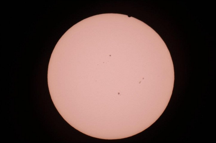 Venus ieșind de pe discul Soarelui. Foto: Andrei Nica Venus ieșind de pe discul Soarelui. Foto: Andrei Nica