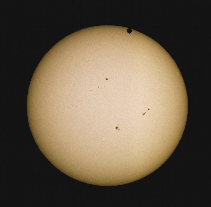 Venus pe discul Soarelui, cu pete și facule (zonele albe din marginea dreaptă a Soarelui). Foto: Mircea Răduțiu Venus pe discul Soarelui, cu pete și facule (zonele albe din marginea dreaptă a Soarelui). Foto: Mircea Răduțiu