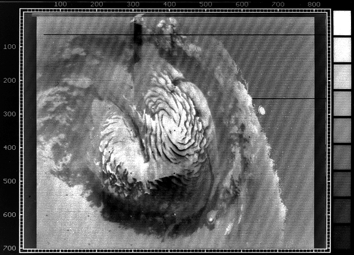 Zăpadă pe Marte. Imagine luată pe 12 oct 1972 de sonda Mariner 9. Foto: NASA Zăpadă pe Marte. Imagine luată pe 12 oct 1972 de sonda Mariner 9. Foto: NASA