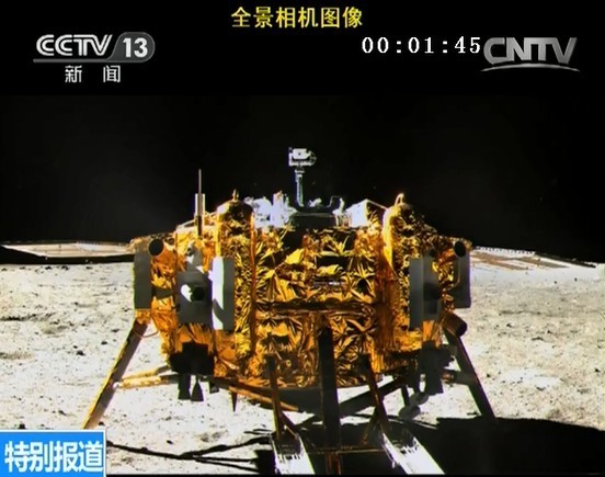 Sonda Chang'e 3 fotografiată pe 15 decembrie de pe vehiculul Yutu. Foto: CNSA / CCTV