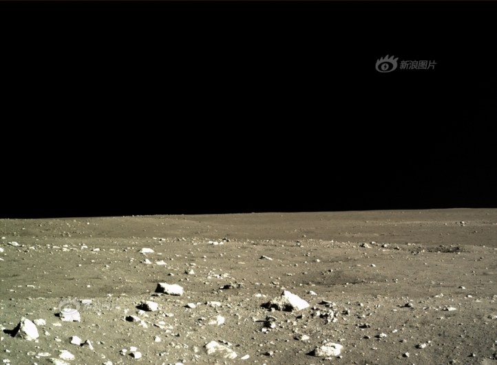 Peisajul este cam monoton, Chang'e 3 aselenizând în una din cele mai line zone de pe Lună. Pietrele aflate în imagine sunt așchii apărute în urma impacturilor. Foto: Chinese Academy of Sciences