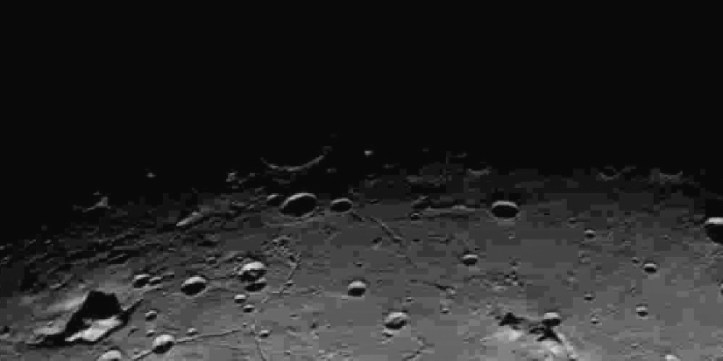 Suprafața satelitului Charon, de la 76.000 km depărtare, pe 14 iulie 2015. Latura mare a peisajului are 390 km. Foto: NASA-JHUAPL-SwRI