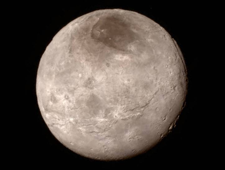 Imagine cu Charon luată pe 13 iulie 2015, în timpul apropierii sondei New Horizons. Pata mare din partea de nord a satelitului se numește neoficial „Mordor”. Foto: NASA / JHUAPL / SwRI