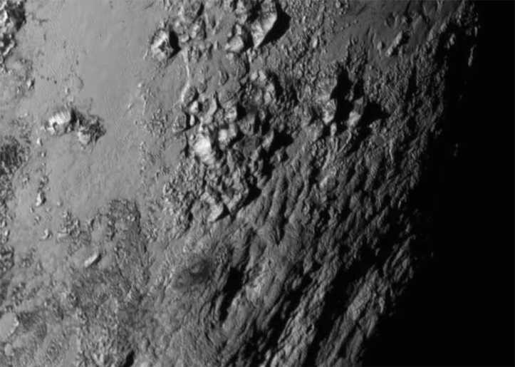 Imagine cu Pluto luată cu 1,5 ore înainte de apropierea minimă, de la 77.000 km depărtare. Vărfurile muntoase ating 3500 m înâlime și sunt foarte noi sau în proces de formare. Foto: NASA / JHUAPL / SwRI