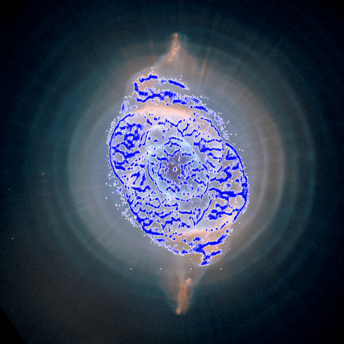 Cu albastru sunt trecute detecțiile Gaia ale filamentelor gazoase ale nebuloasei planetare NGC 6540, viziiblă în imaginea de pe fundal. NASA/ESA/HEIC/The Hubble Heritage Team/STScI/AURA (background image); ESA/Gaia/DPAC/UB/IEEC (blue points)
