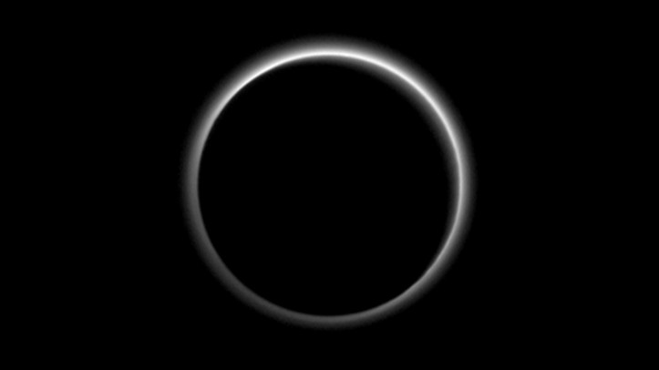 Atmosfera lui Pluto, iluminată de Soarele aflat în spatele obiectului. În momentul când a fost luată imaginea sonda New Horizons se afla în umbra planetei. Foto: NASA/Johns Hopkins University Applied Physics Laboratory/Southwest Research Institute