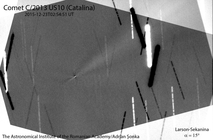Cometa C/2013 US10 (Catalina). Imaginea este suma a 60 de imagini a 30 de secunde expunere fiecare. Imaginii s-a aplicat un filtru Larson-Sekanina de 15 grade