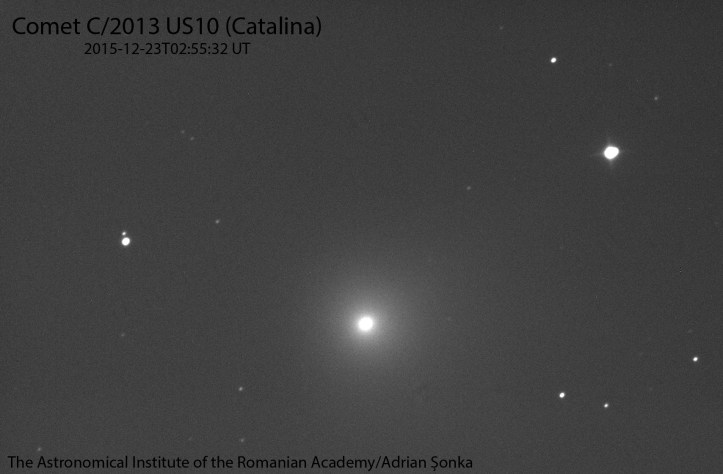 Imagine brută cu expunere de 30 s a cometei C/2013 US10 (Catalina). Cometa este cel mai strălucitor obiect din imagine