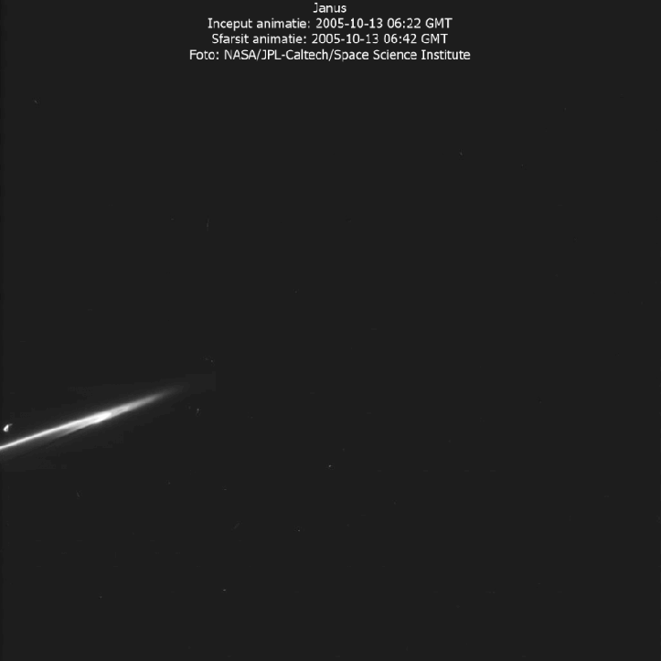 Janus ieșind din întuneric. Pe fundal se văd inelele lui Saturn. Foto: NASA/JPL-Caltech/Space Science Institute