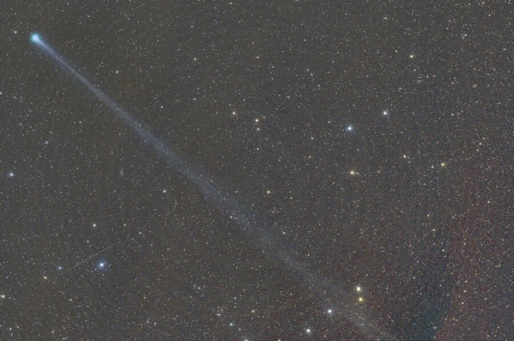 Cometa fotografiată pe 3 mai din Namibia de către Carsten Jacobs. Datele tehnice: 2020 May 03 03.11 UT, 600s, Walimex 135 @ f/2,8, QHY168c, Farm Hakos, Namibia, Remote